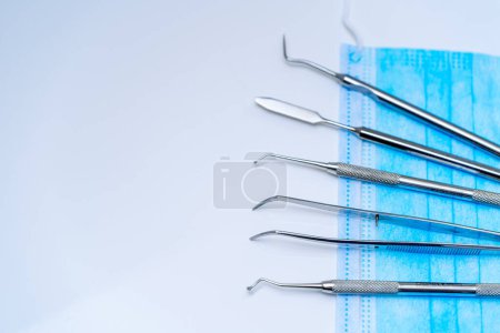 Foto de Instrumentos quirúrgicos en paño azul. Un grupo de instrumentos quirúrgicos sentados encima de un paño azul - Imagen libre de derechos