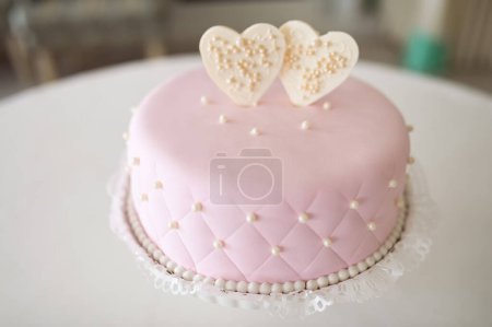 Téléchargez les photos : Offrez-vous le délice céleste d'un gâteau rose orné de deux cœurs amoureusement confectionnés, symbolisant l'essence de la romance dans une seule confiserie à couper le souffle. - en image libre de droit