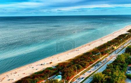 Téléchargez les photos : Vue Aérienne De Miami Beach and Ocean, États-Unis. Une vue aérienne imprenable sur Miami Beach et le vaste océan qui s'étend au-delà. - en image libre de droit