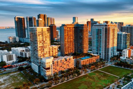 Téléchargez les photos : Vue Aérienne De Miami City Avec De Grands Bâtiments. Image captivante montrant le magnifique paysage urbain animé de Miami, États-Unis, vue d'en haut. - en image libre de droit