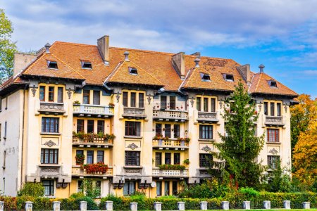 Téléchargez les photos : Impressionnant bâtiment à plusieurs étages avec de nombreuses fenêtres et balcons à Brasov, Roumanie - en image libre de droit