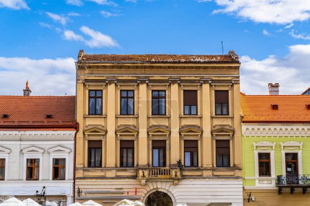 Téléchargez les photos : A Row of European City Buildings in Brasov, Roumanie, Transylvanie. Cette image capture le charme de Brasov, en Roumanie, avec sa rangée de bâtiments caractéristiques de la ville européenne. - en image libre de droit