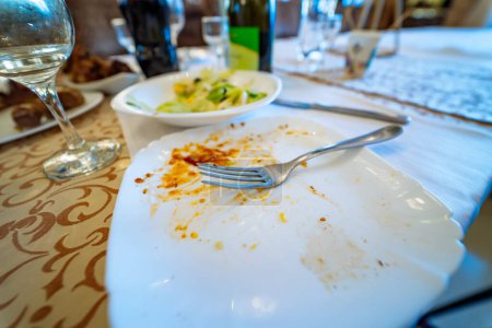 Foto de Placa abandonada de comida dejada en la mesa. Un plato de comida dejado en una mesa, intacto y olvidado. - Imagen libre de derechos