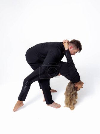 Foto de Una foto que captura el impresionante despliegue de equilibrio y fuerza como un hombre y una mujer realizan un soporte de mano juntos. - Imagen libre de derechos