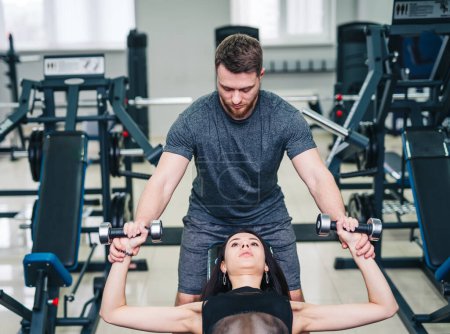 Mann und Frau turnen gemeinsam im Fitnessstudio, Fitness-Training für Gesundheit und Wohlbefinden