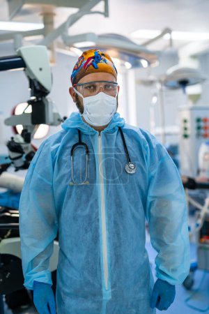 Téléchargez les photos : Portrait du chirurgien dans la salle d'opération
. - en image libre de droit