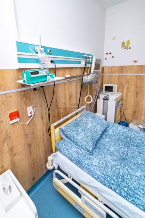 Foto de Sala moderna del hospital de recuperación. Cómoda sala de emergencias médicas. - Imagen libre de derechos