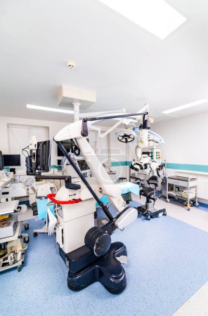 Cirugía hospitalaria tecnologías estériles. Operación moderna sala de luz.