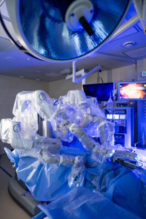 Foto de Operación moderna con procesamiento de robots. Tecnologías de cirugía hospitalaria futurista. - Imagen libre de derechos