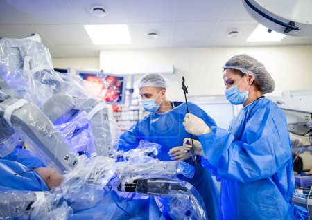 Foto de Proceso de cirugía en el hospital moderno. Sala de operaciones futurista robótica. - Imagen libre de derechos