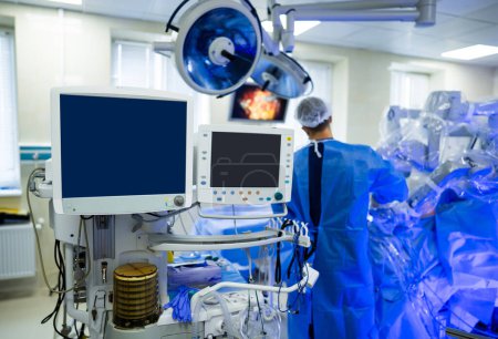 Foto de Sala de operaciones futurista robótica. Proceso de cirugía en hospital moderno. - Imagen libre de derechos