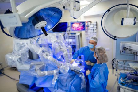 Foto de Proceso robótico de programación operativa. Cirugía automática habitación de hospital. - Imagen libre de derechos