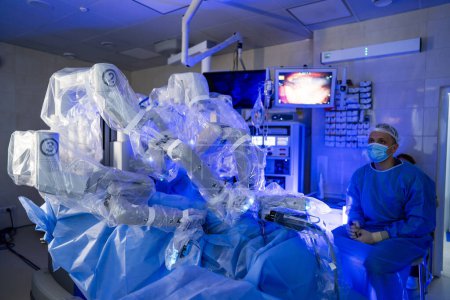 Foto de Tecnologías de cirugía hospitalaria futurista. Operación moderna con procesamiento de robots. - Imagen libre de derechos