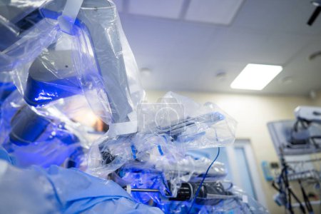 Foto de Hospital quirúrgico profesional. Sistemas médicos modernos de cirugía robótica. - Imagen libre de derechos