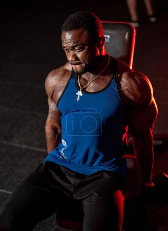Foto de Brutal hombre de entrenamiento pesado. Culturistas fuertes haciendo ejercicio con los músculos del bíceps. - Imagen libre de derechos