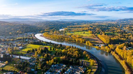 Téléchargez les photos : Autumn in Washington State, États-Unis. Drone approchant de la rivière étroite à Castle Rock avec de belles montagnes en toile de fond. - en image libre de droit