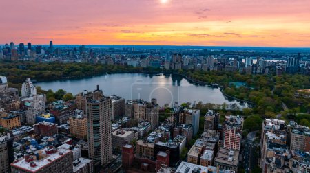 Téléchargez les photos : Scenic view of Central Park in the cityscape of New York, the USA. Aerial perspective. Enormous city panorama at sunset. - en image libre de droit