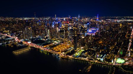 Téléchargez les photos : Night scenery of New York, the USA with fantastic illumination. Skyscrapers in the scenery of metropolis are dazzling and sparkling with lights. Top view. - en image libre de droit
