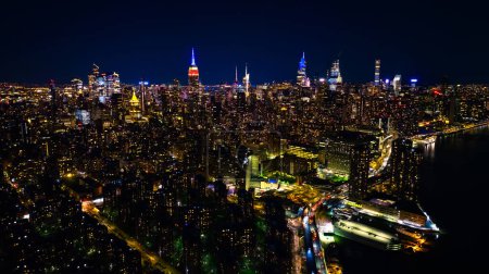 Téléchargez les photos : Vue imprenable sur New York au crépuscule. Approche de gratte-ciel spectaculaires avec éclairage au néon. Vue du dessus. - en image libre de droit