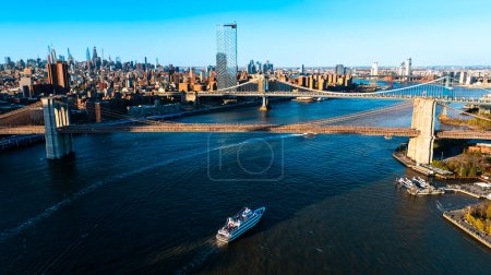Téléchargez les photos : Bridge in the rays of setting sun. Scenic view of New York from aerial perspective. - en image libre de droit