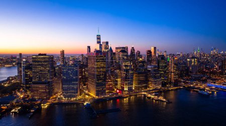 Téléchargez les photos : Belle vue sur la ville avec plusieurs lumières allumées. Panorama de New York depuis une photo de drone au-dessus de l'East River. Vue aérienne. - en image libre de droit