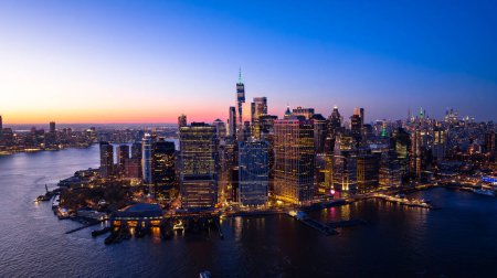 Téléchargez les photos : Belle vue sur la ville avec plusieurs lumières allumées. Panorama de New York depuis une photo de drone au-dessus de l'East River. Vue aérienne. - en image libre de droit