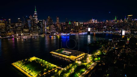 Téléchargez les photos : Fantastiquement éclairé New York d'un point de vue aérien. Drone survolant le panorama éblouissant de la ville la nuit. - en image libre de droit