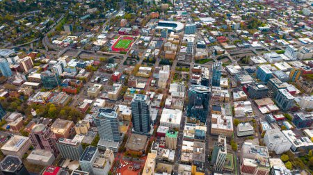 Téléchargez les photos : Downtown of Portland, Oregon, the USA with high-rise architecture. Twilight view of the city - en image libre de droit