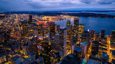 Herrliche Kulisse der pulsierenden Innenstadt von Seattle, Washington, USA. Blaue Wasserlandschaft und Abendstimmung vor der Kulisse.