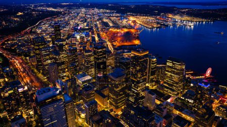 Splendide décor du centre-ville animé de Seattle, Washington, États-Unis. Paysage aquatique bleu et soirée en toile de fond.