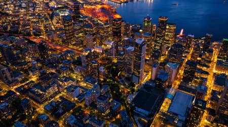 Foto de Espléndido paisaje del vibrante centro de Seattle, Washington, Estados Unidos. Paisaje acuático azul y noche al fondo. - Imagen libre de derechos