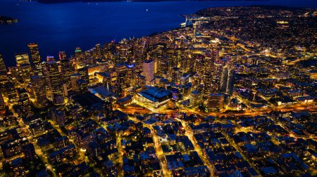 Téléchargez les photos : Splendide décor du centre-ville animé de Seattle, Washington, États-Unis. Paysage aquatique bleu et soirée en toile de fond. - en image libre de droit
