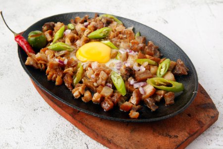 Photo de nourriture philippine fraîchement préparée appelée porc Sisig ou porc haché.