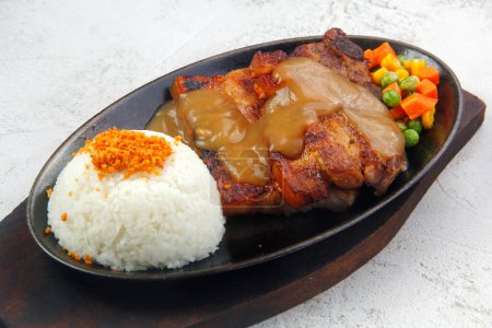 Téléchargez les photos : Photo de poitrine de porc fraichement cuite servie avec sauce aux champignons et riz. - en image libre de droit
