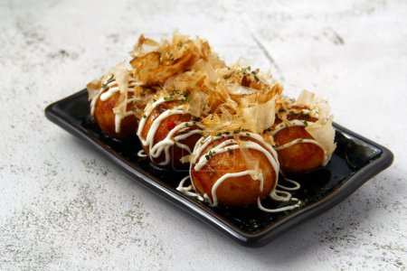 Téléchargez les photos : Photo de boules Takoyaki fraîchement cuites. - en image libre de droit