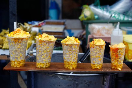 Foto von frisch gekochtem Mais, der an einem Streetfood-Wagen verkauft wird.