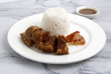 Foto von frisch gekochtem philippinischem Essen namens Lechon Kawali oder frittiertem Schweinebauch mit gebratenem Reis.