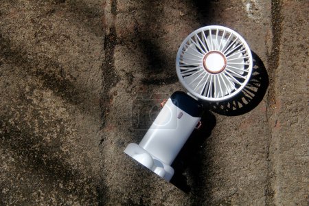 Foto eines tragbaren wiederaufladbaren elektrischen Ventilators.