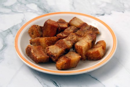 Téléchargez les photos : Photo de nourriture philippine fraîchement cuite appelée Lechon Kawali ou ventre de porc frit et haché. - en image libre de droit