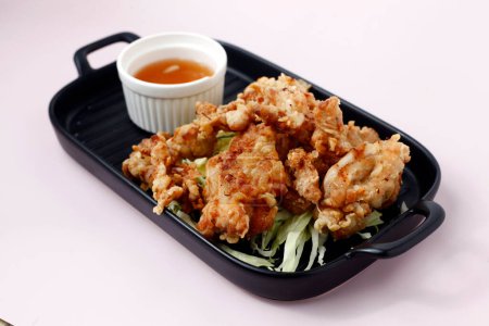 Foto von frisch gekochtem japanischem Essen namens Karaage Chicken.