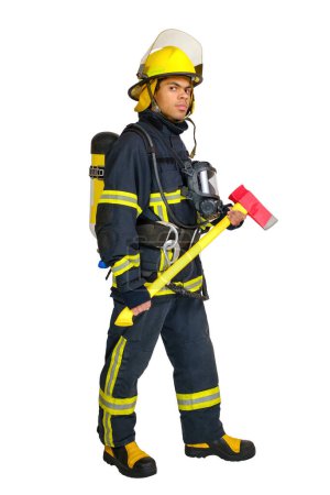 Ganzkörperjunger afroamerikanischer Mann in Feuerwehruniform mit Atemluftflaschengerät und Ganzkörpermaske und Axt in den Händen, isoliert auf weißem Hintergrund