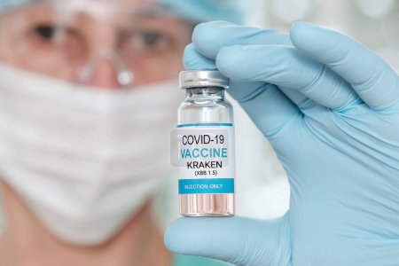 Foto de Closeup woman doctor hand holds vial with coronavirus Covid19 Kraken variant strain vaccine. - Imagen libre de derechos
