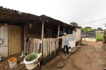 Foto de Planltina, Goias, Brasil 17 de diciembre de 2022 La condición de vivienda extremadamente pobre en Planaltina, y en todo Brasil. - Imagen libre de derechos