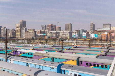 Foto de Johannesburgo, Sudáfrica, 13 de agosto de 2018 La estación de tren Central Park en el centro de Johannesburgo con el horizonte de la ciudad en el fondo - Imagen libre de derechos