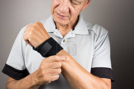 Foto de Hombre que lleva un brazalete o una envoltura en la mano izquierda y la muñeca para controlar el dolor - Imagen libre de derechos