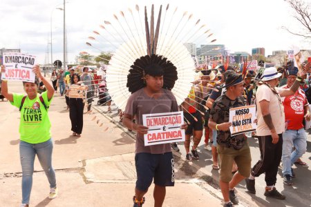 Foto de Brasilia, Brasil, 30 de agosto de 2023 Indios indígenas de diferentes partes de Brasil, marchando por la Esplanada de los Ministerios por el Futuro de nuestros Niños Marchan en Brasilia - Imagen libre de derechos