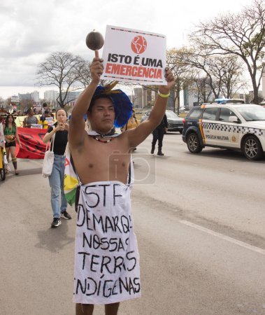 Foto de Brasilia, Brasil, 30 de agosto de 2023 Indios indígenas de diferentes partes de Brasil, marchando por la Esplanada de los Ministerios por el Futuro de nuestros Niños Marchan en Brasilia - Imagen libre de derechos