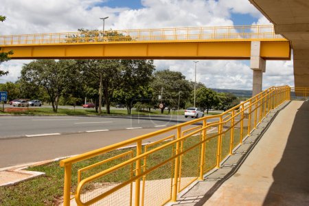 Foto de Brasilia, Brasil, 23 de enero de 2024 Pasarela peatonal elevada de nueva construcción en el noroeste de Brasilia - Imagen libre de derechos