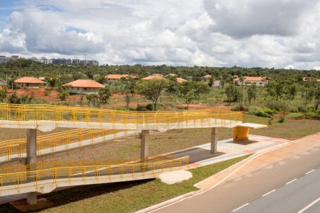Foto de Pasarela peatonal elevada de nueva construcción en el noroeste de Brasilia - Imagen libre de derechos