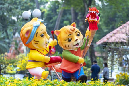 Téléchargez les photos : Ho Chi Minh Ville, Vietnam - 29 janvier 2022 : Le symbole du tigre décoré dans le parc Tao Dan matin Nouvel An lunaire au centre-ville attirer de nombreux touristes à visiter, à Ho Chi Minh Ville, Vietnam - en image libre de droit